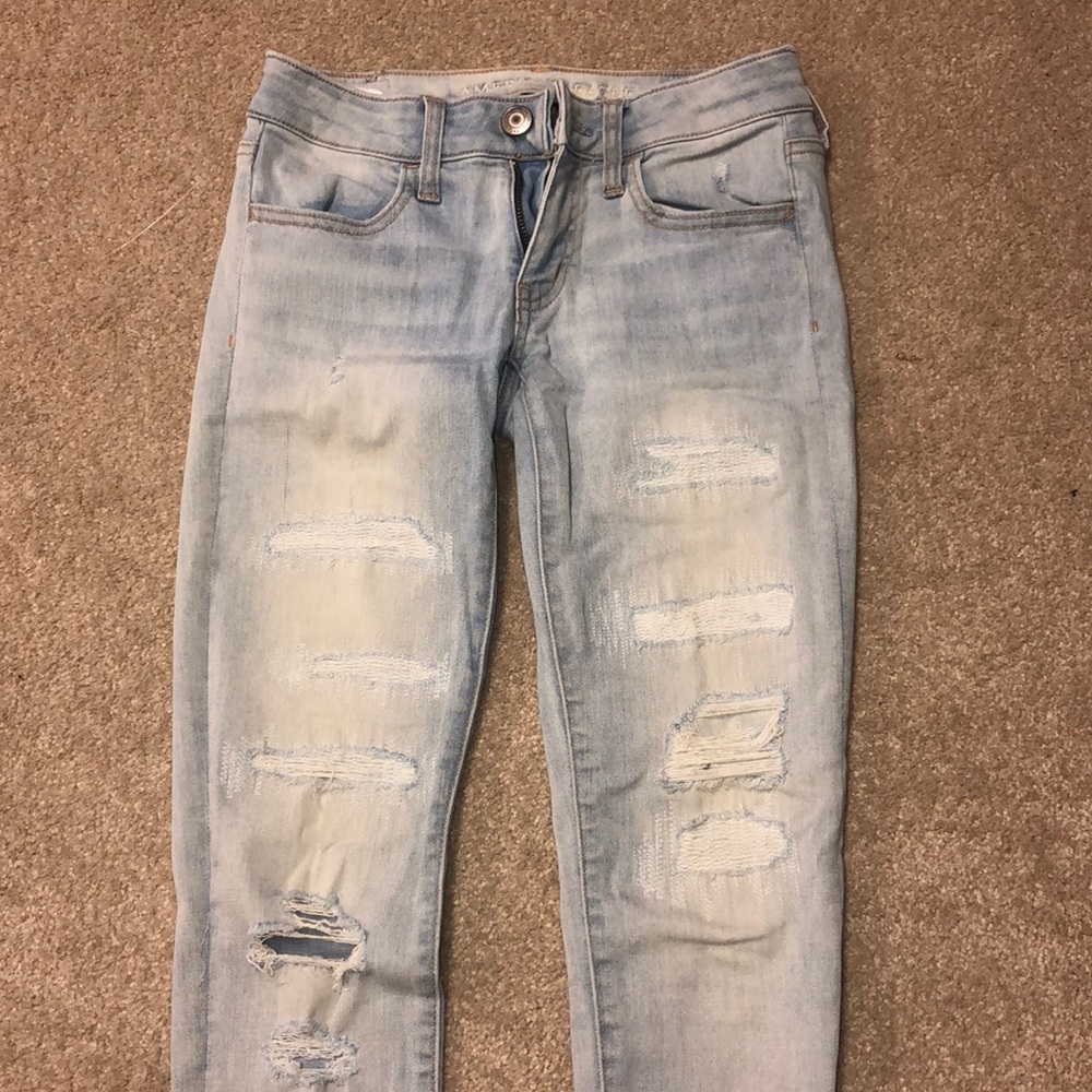 American Eagle light wash blue jeans